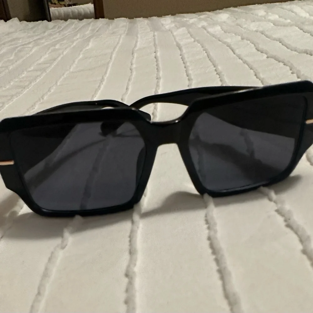 Fendi Black and Gold Logo Sunglasses - Picture 4 of 4